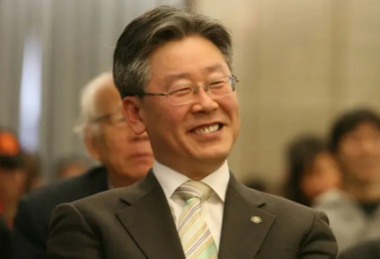 尹锡悦哭了！李在明说过若自己当选，要让尹把牢底坐穿！6月3日，随着李俊锡