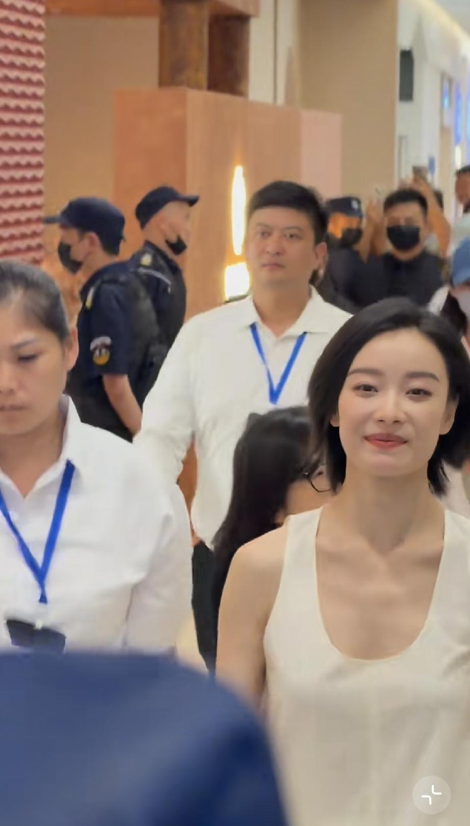 7月5日，倪妮武汉参加线下活动，路人镜头下感觉一般般，不是很白，也没有想象中高，