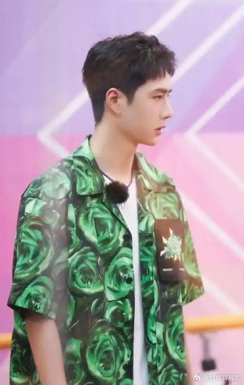 王一博简直穿搭的神我最喜欢看他穿各种花衬衣了！他也是极少数能把花衬衣穿出自己独特