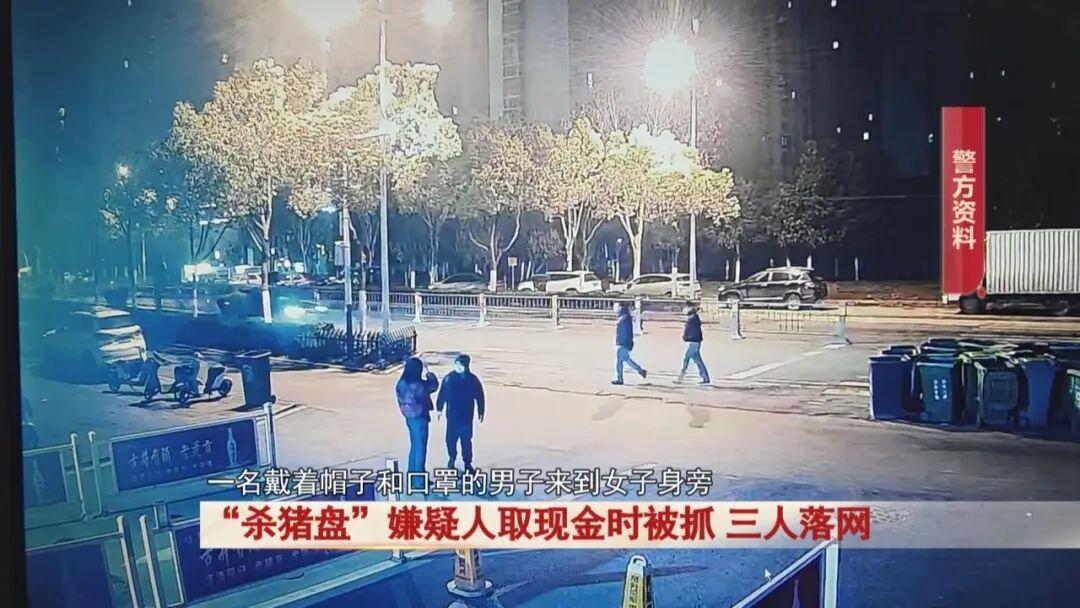 深夜的合肥街头，暗流涌动。一名戴着口罩的神秘男子，刚和一女子碰头不到两分钟，周围