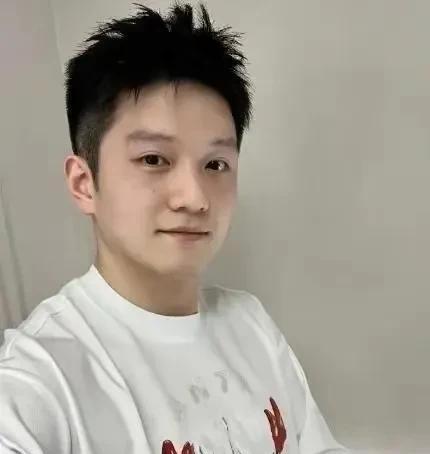樊振东应该坚决回归球台给光大粉丝一个见证奇迹的时代，要不然就没盼头了。关键本人愿