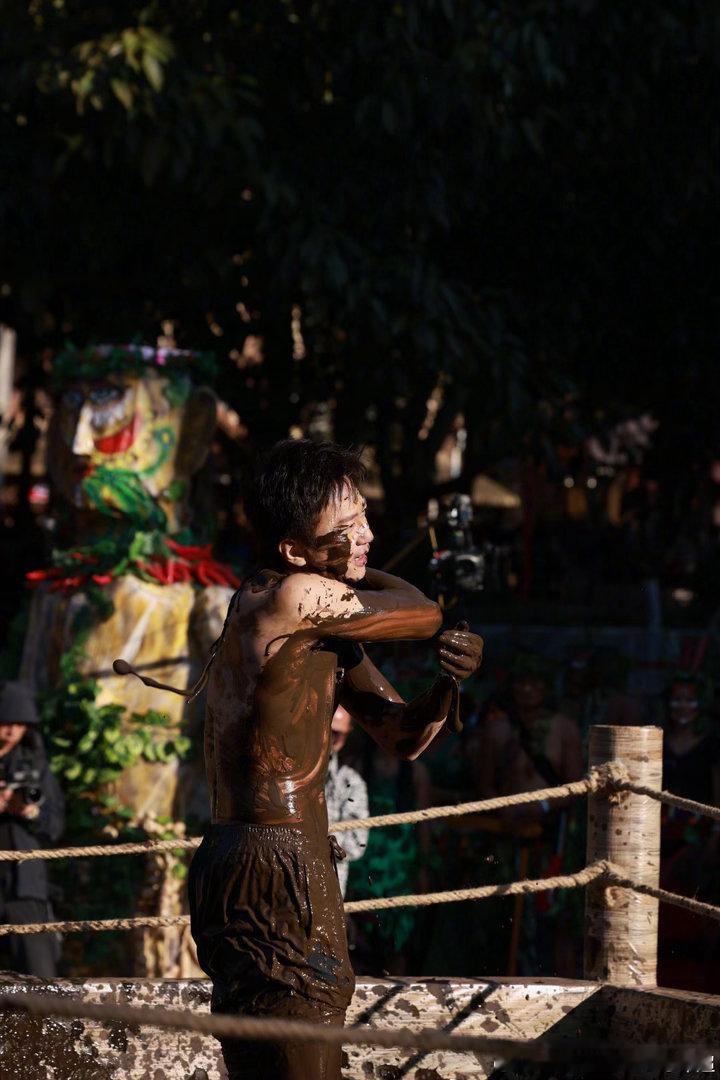 邓超问鹿晗身材不难看吧47岁邓超秀腹肌还得问鹿晗：“我身材不难看吧？”鹿晗秒