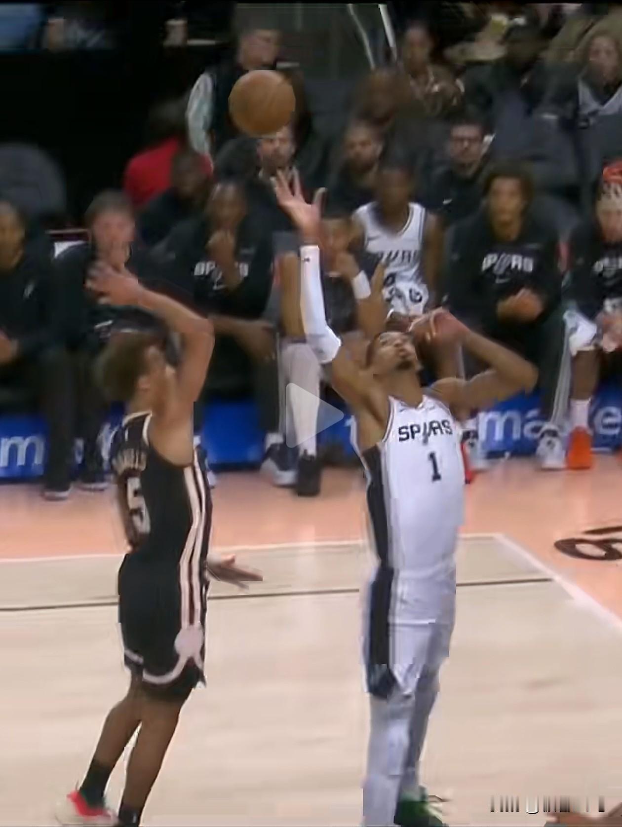 文班亚马再现金针度人绝技！追身大帽向来为球迷们所津津乐道，然而文班竟使出“顺风