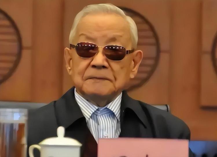 他1944年参加八路军，历经抗日、解放、抗美援朝战争，五次负伤、九次立功。198