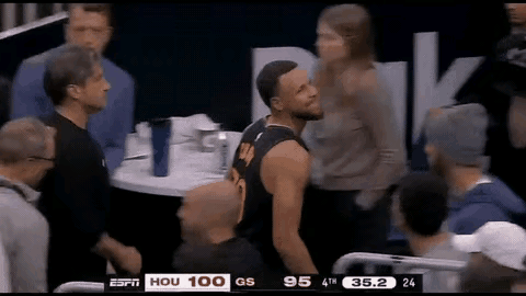 库里笑得很无奈，在关键时刻因为被受伤，被提前下班了。最后勇士输了，NBA现在这