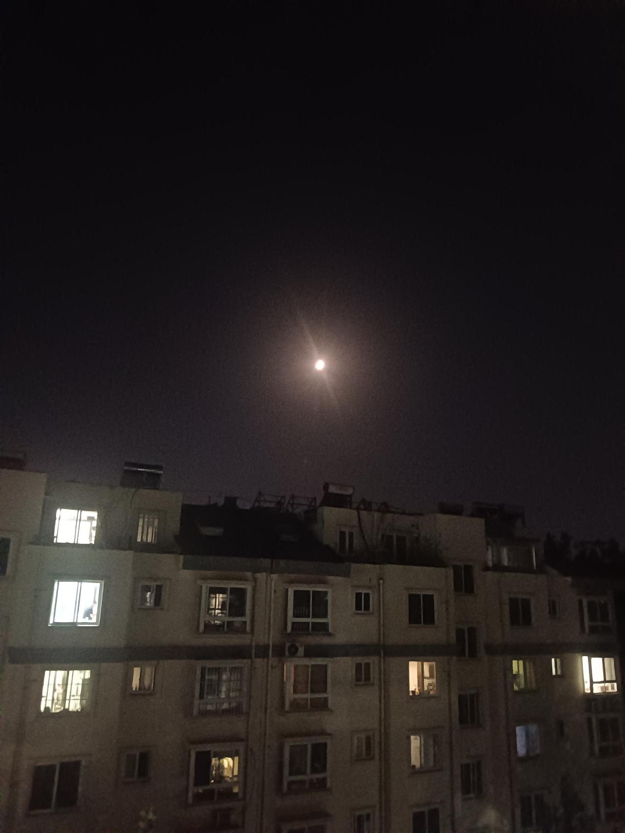 昨天去车库拿东西，看见一楼的阿姨在往电车上搬东西东西挺重的，阿姨一个人搬不动，于