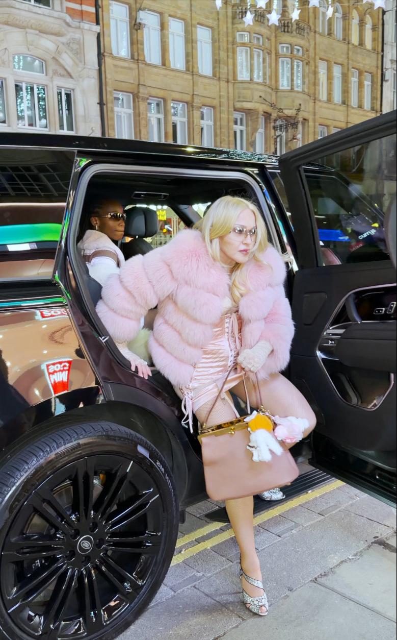 67岁麦当娜街拍状态，谁懂啊！麦当娜的活力完全不受年龄约束！她逛店挑选YOYO、