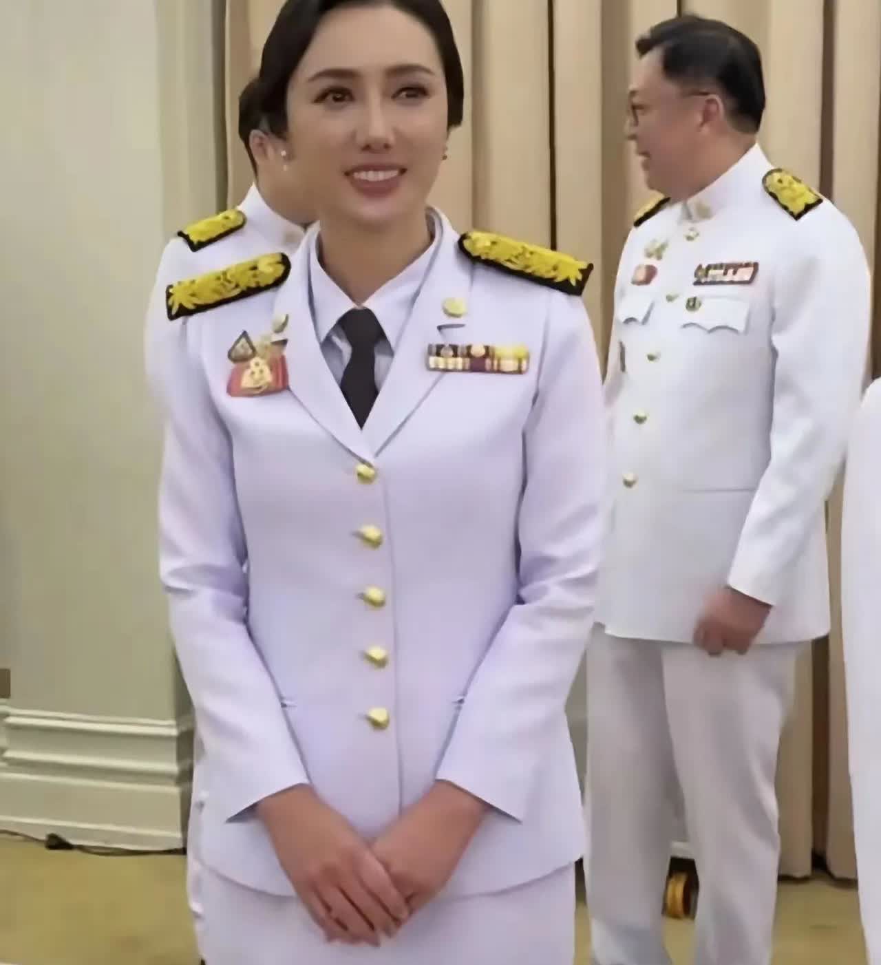 不出意外，她会当泰国总理？泰国新内阁教育部长品颂又以巅峰的颜值跟大家见面，当过农