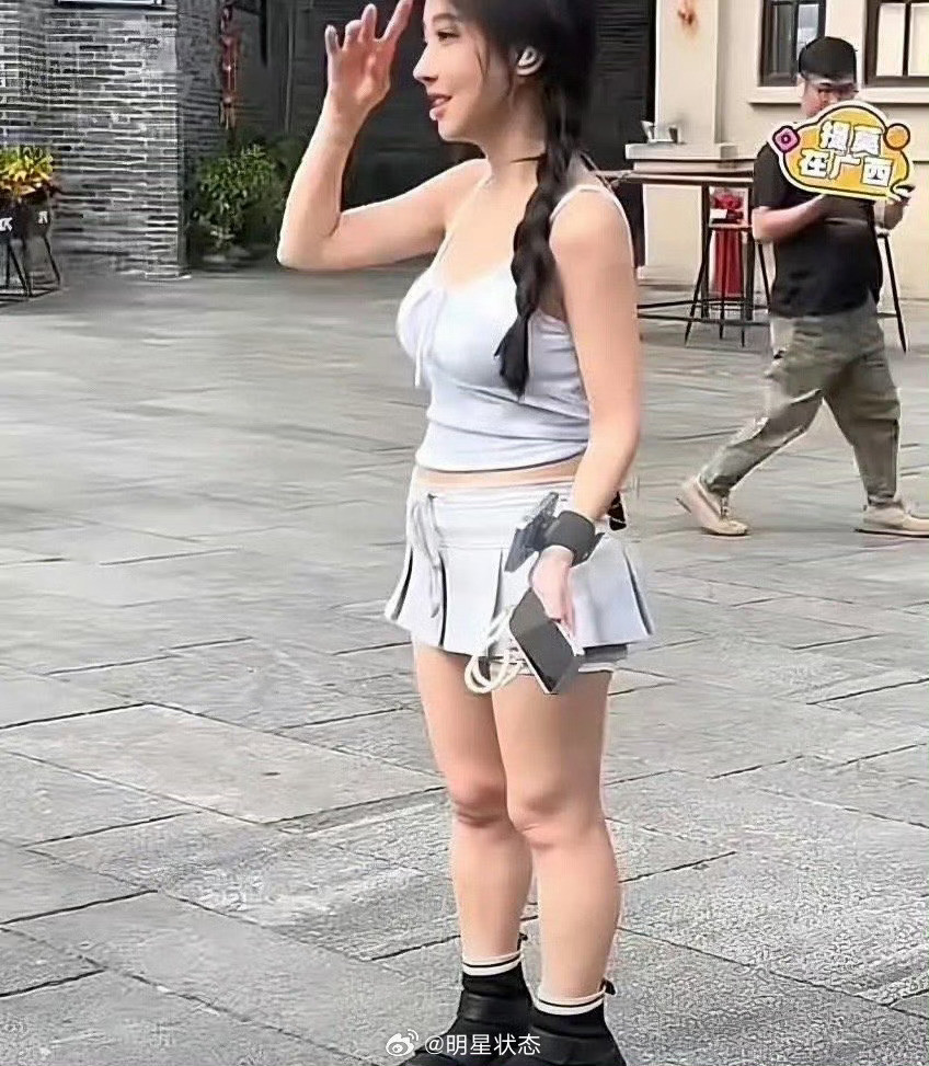 冯提莫就这身高颜值且每次直播都是10万+的人气，我想你也知道了吧[笑着哭]​