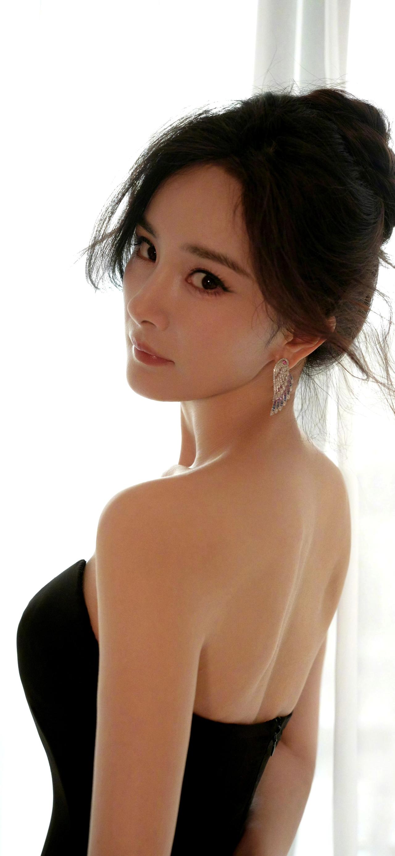 在性格方面，工作中的杨幂极具坚持与主见，行事果敢，绝不随波逐流。她的颜值堪称3