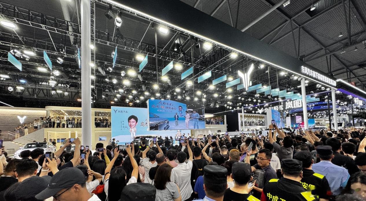 8月29日，成都车展岚图展台邓超突然空降，瞬间引爆全场。最劲爆的是，超哥体验20