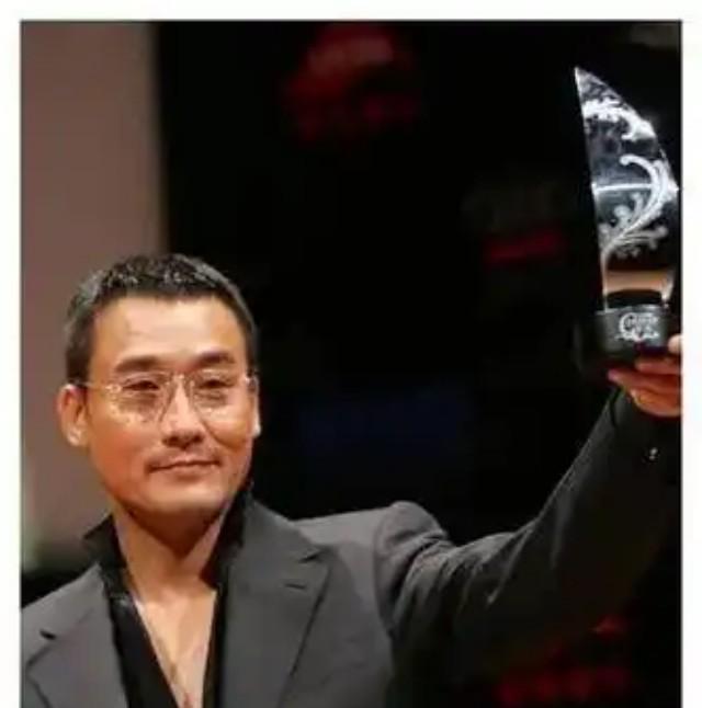 影帝梁家辉曾经在节目上谈到爱国情结，他毫不留情表示“我觉得香港人其实挺可悲的，被