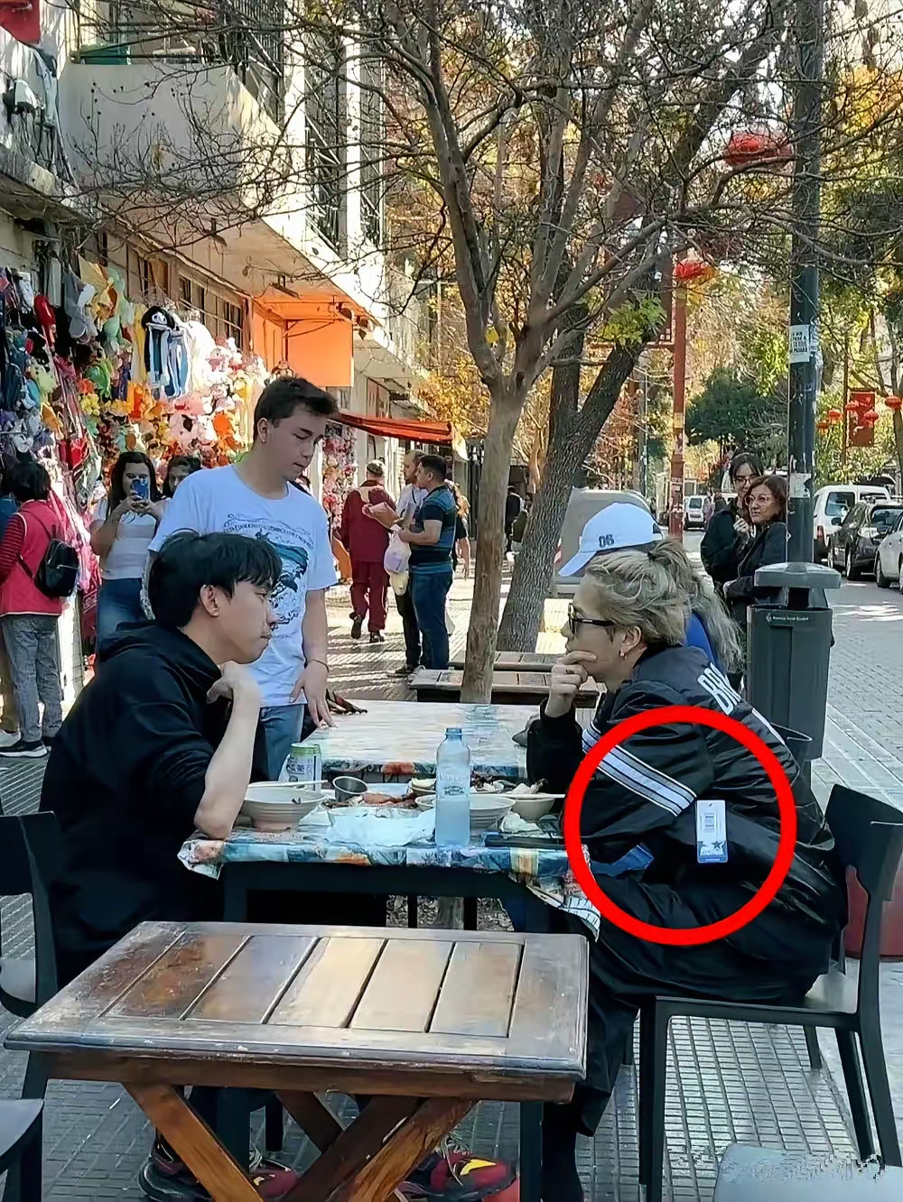 感谢王嘉尔让我这个土包子知道不撕衣服吊牌是一种嘻哈圈时尚，并非穷