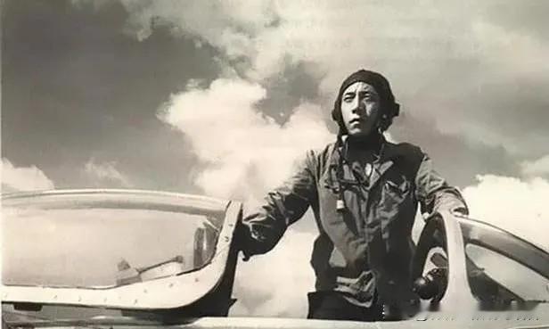 1990年，空军飞行员王宝玉驾驶战机叛逃境外，降落苏联境内机场。他提前做好完整设