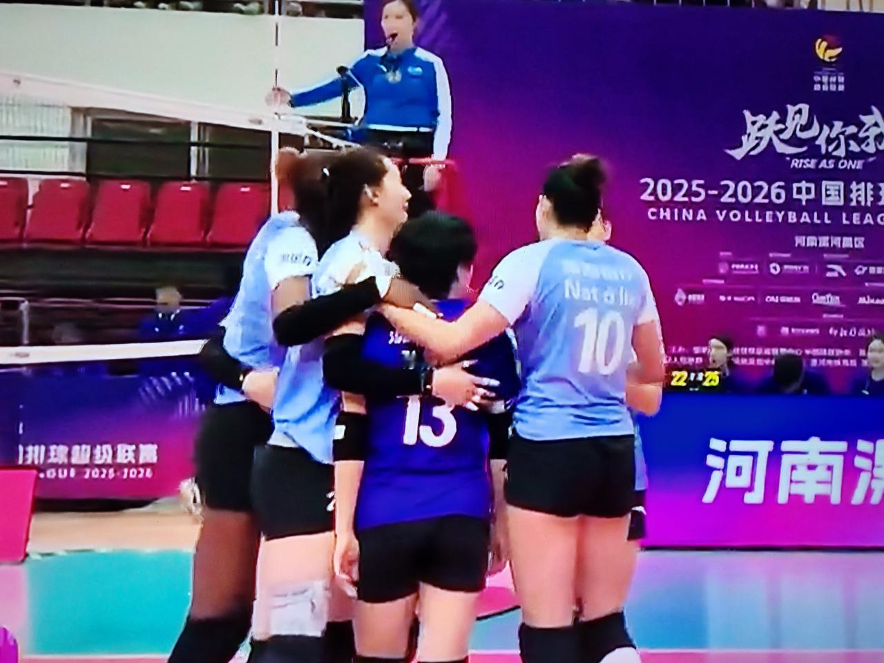 女排排超联赛前十三轮，北京女排积21分，排第四名，天津女排积21分，排第五名，随