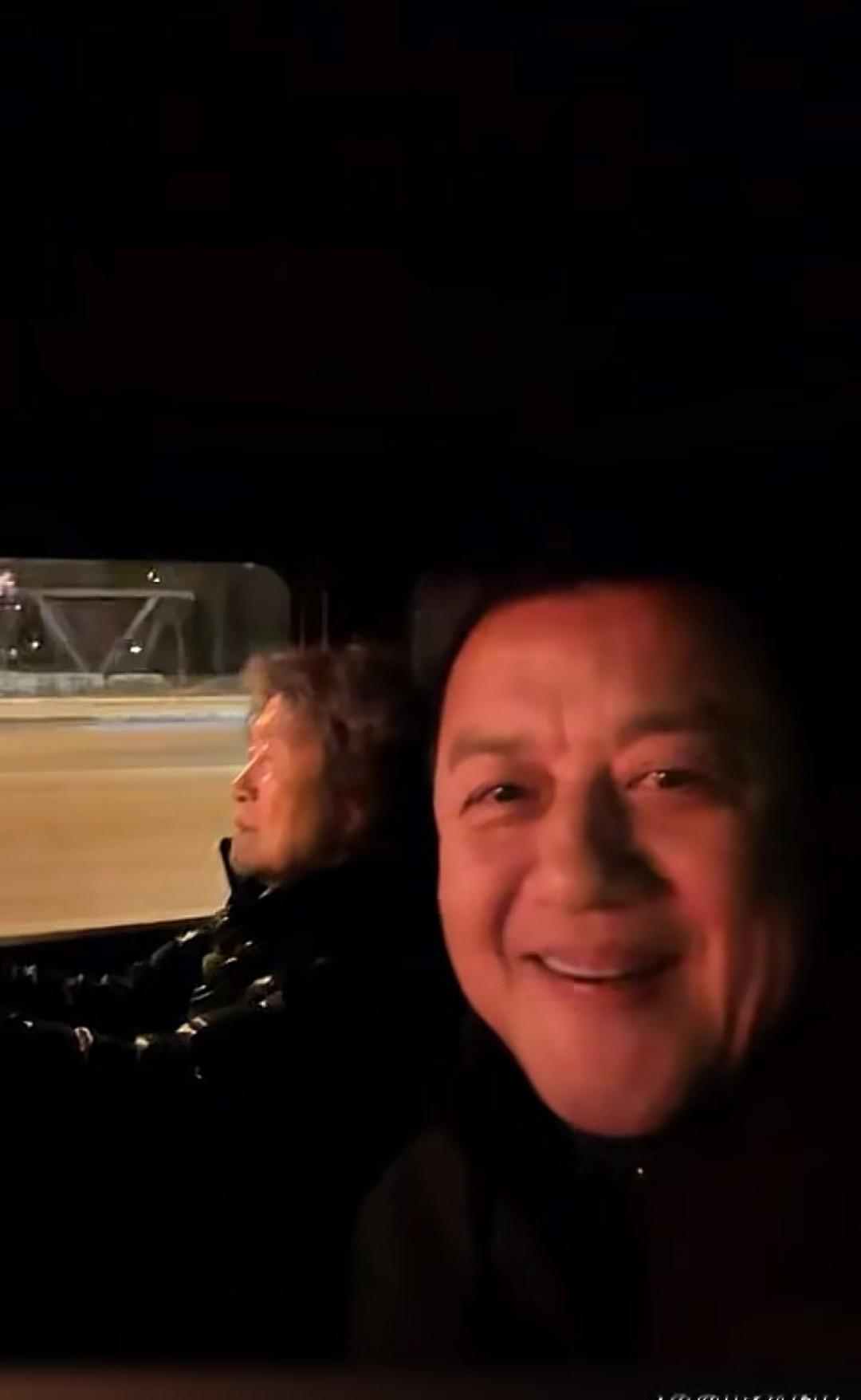 你以为明星老了只能享福？李亚鹏这次彻底颠覆认知。他喝高了，83岁的老母亲亲自