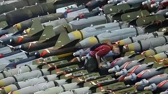 俄罗斯专家一句话火遍全网：5000枚只是起步，中国真正的杀招，是战时造导弹的速度