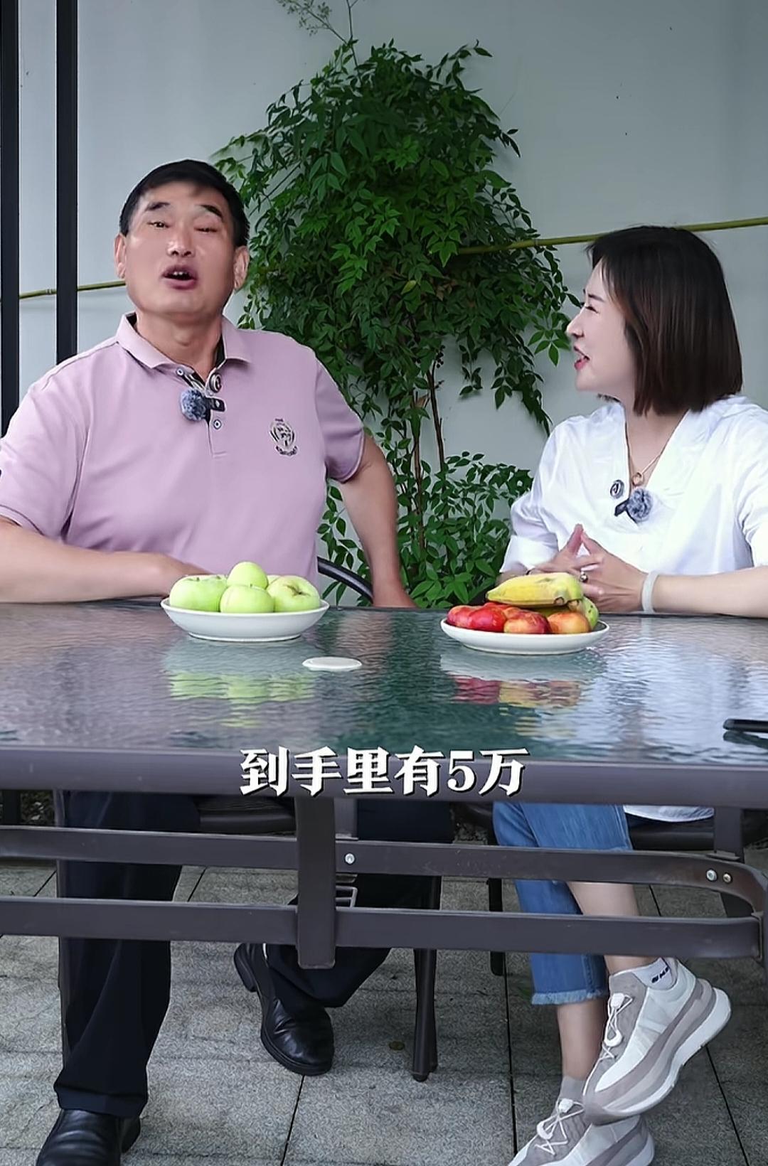 “大衣哥”太搞笑了，主持人想问出他演出的具体收入数字他是坚决不说。主持人“小溪