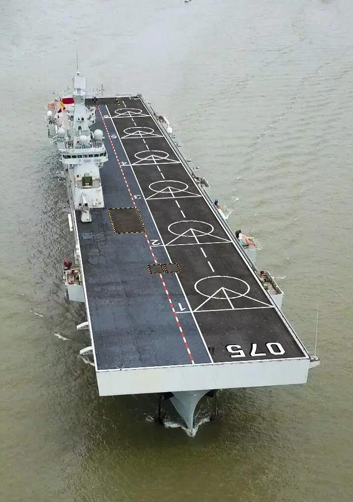 不知道大家注意到没有，076型两栖攻击舰的飞机起降点标识（左图）与075两栖攻击