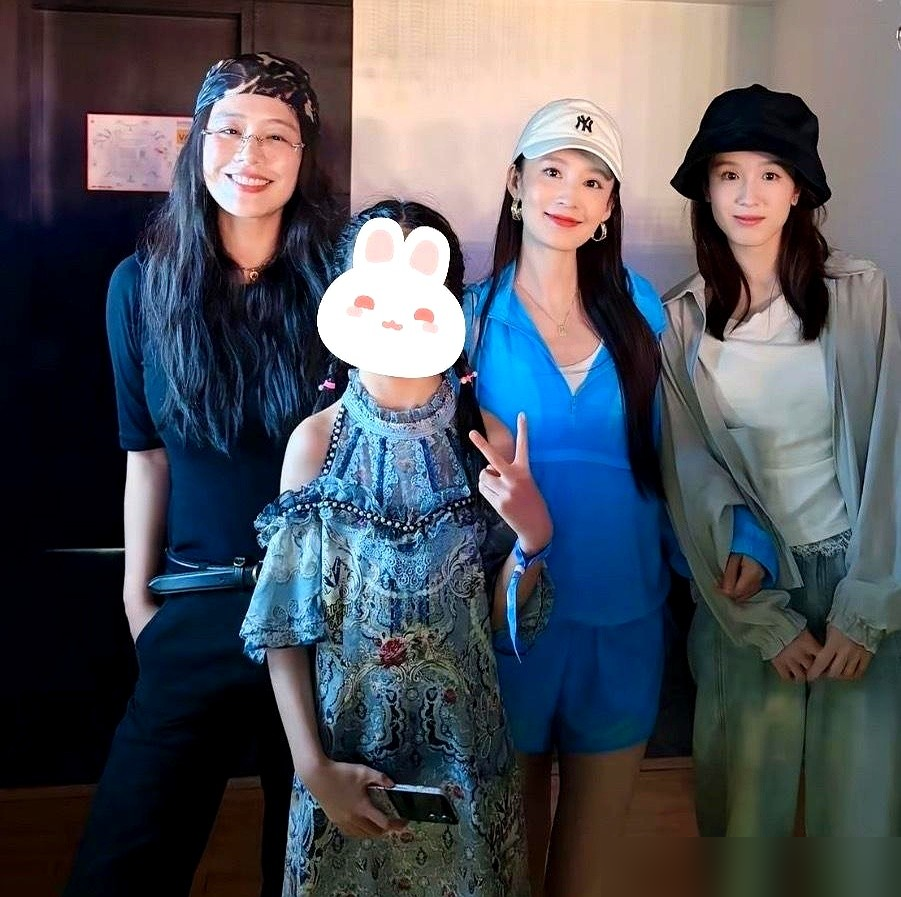 那英演唱会散场，李沁龚俊在围栏边有说有笑，张雅琪一个人缩在后面，手都不知道往哪放。全程没抬头，没搭话