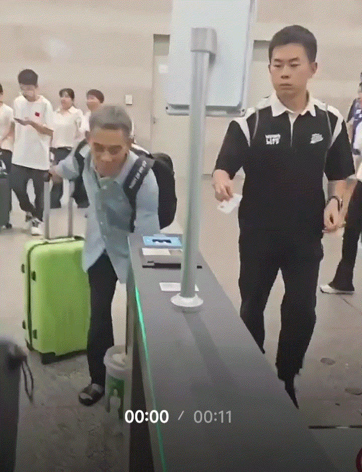上海，一女子发视频分享，她去车站接独自坐车来到上海看望她的70多岁爸爸，而当女子