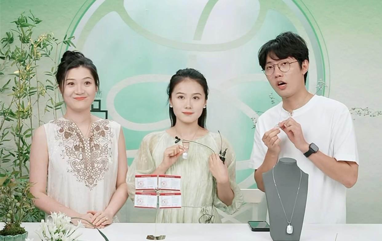 难得看到盼盼、真真、鹏鹏三人同框他们好养眼啊，不仅颜值高还有才董宇辉旗下的两