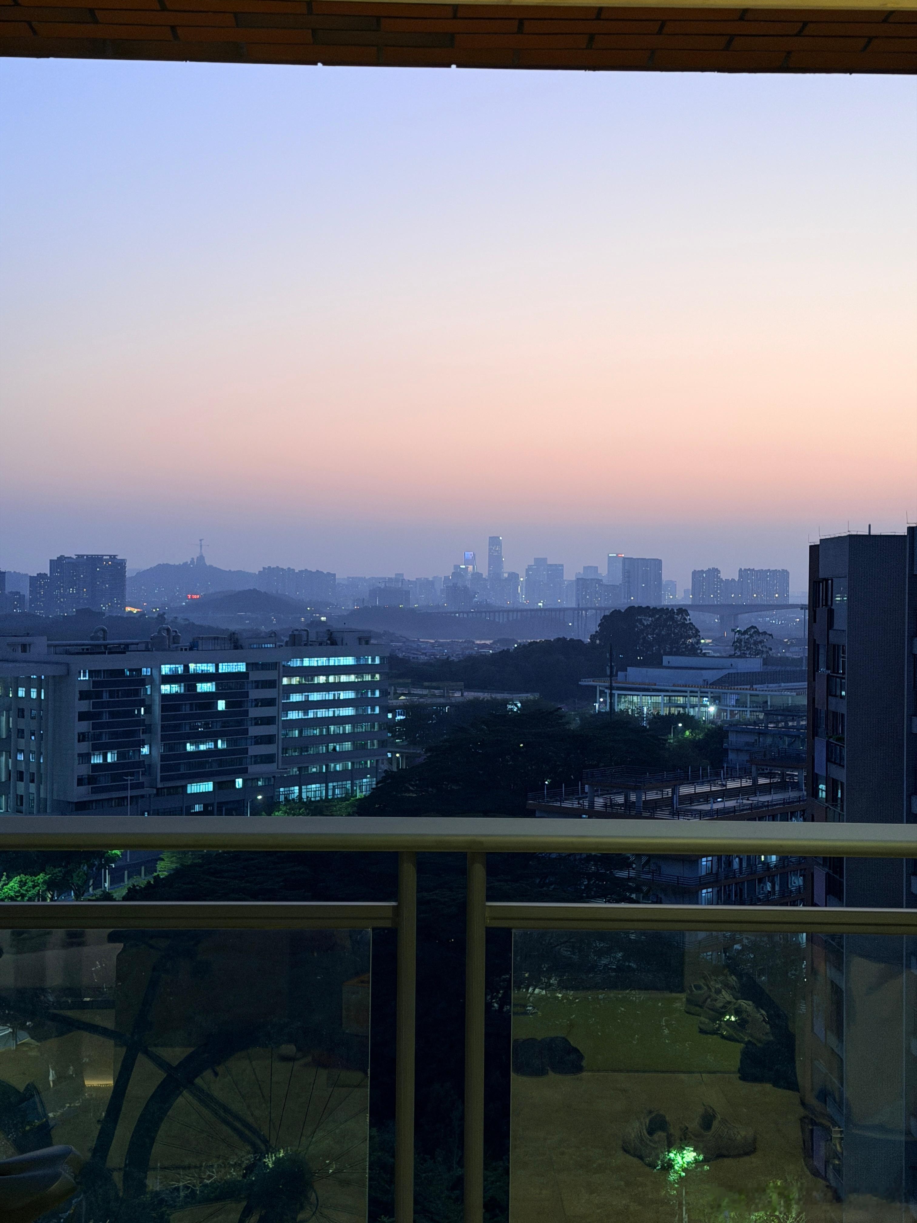 今晚去富婆闺蜜家体验家庭烤肉肉很新鲜也很丰富，嫩牛肉、鸡腿肉、猪五花、猪颈肉…配