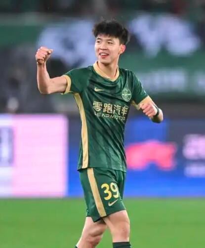 18岁159天的王钰栋在中超赛场上演梅开二度，成为有统计以来最年轻的梅开二度球员