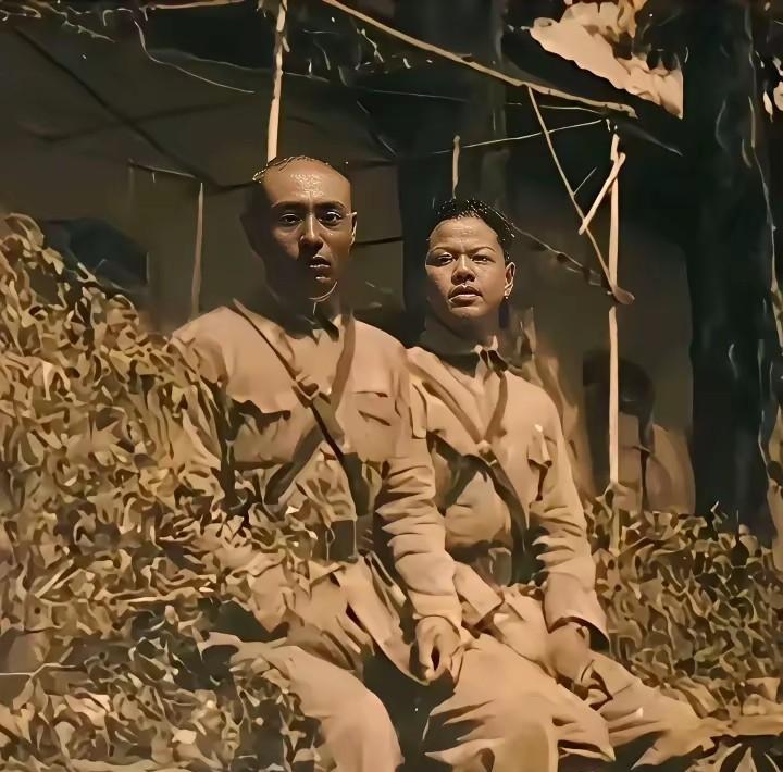 这是1938年徐州会战前，一对父子的合影照。父亲是59军军需处处长邱达仁，儿子