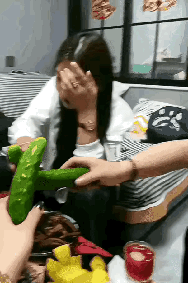 聚会开心时，不是都应该碰杯喝酒或者喝饮料吗？这怎么碰起水果来了？