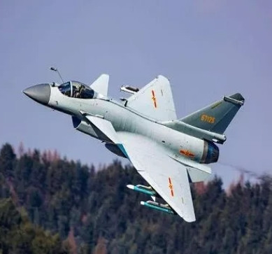 开报道显示，目前采购J-10C并列装其空军的国家有两个，一个是巴基斯坦，另一个是
