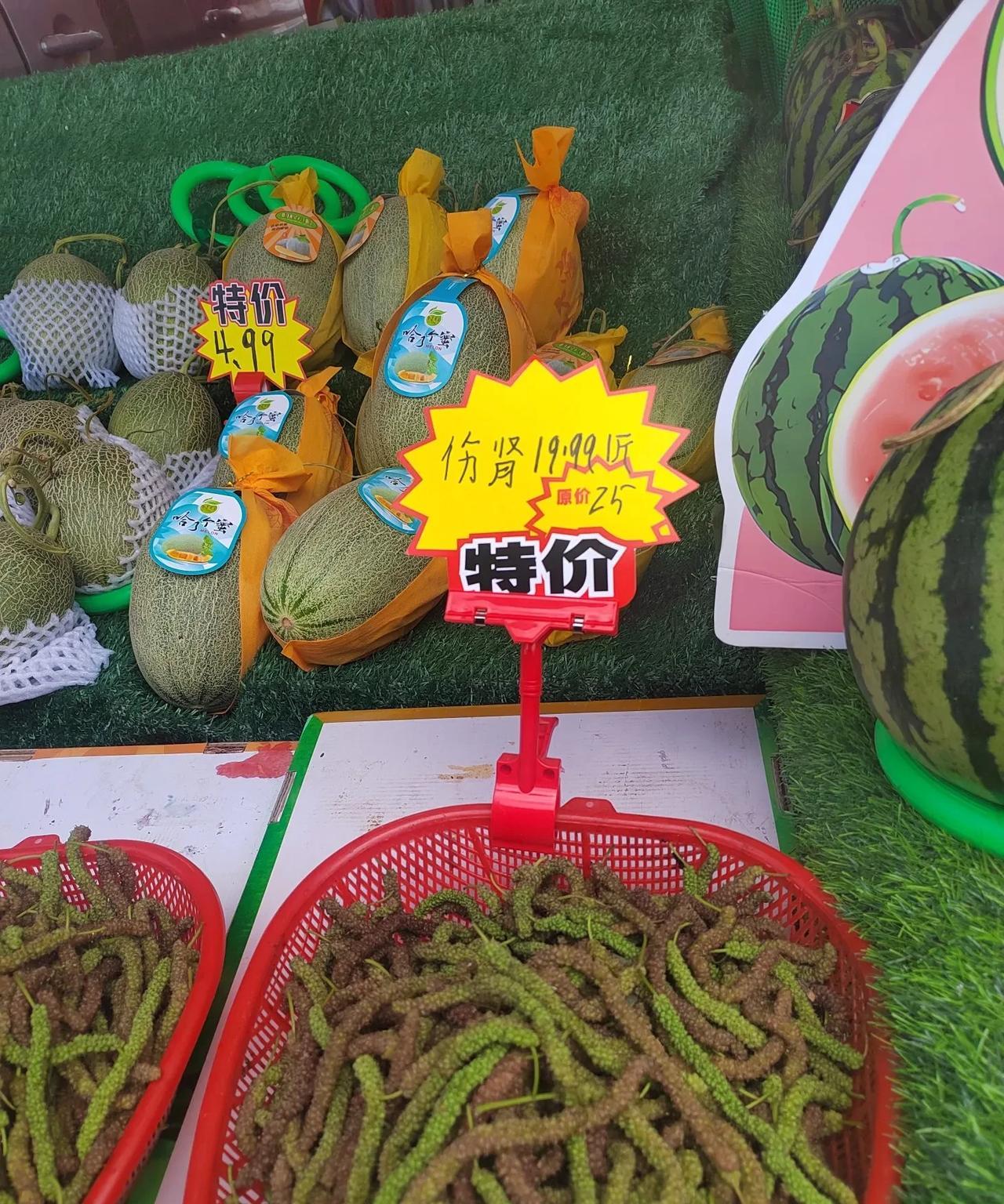 没有文化真可怕，“桑葚”写成“伤肾”。每天中午下班，我喜欢逛逛菜市场，不为了买