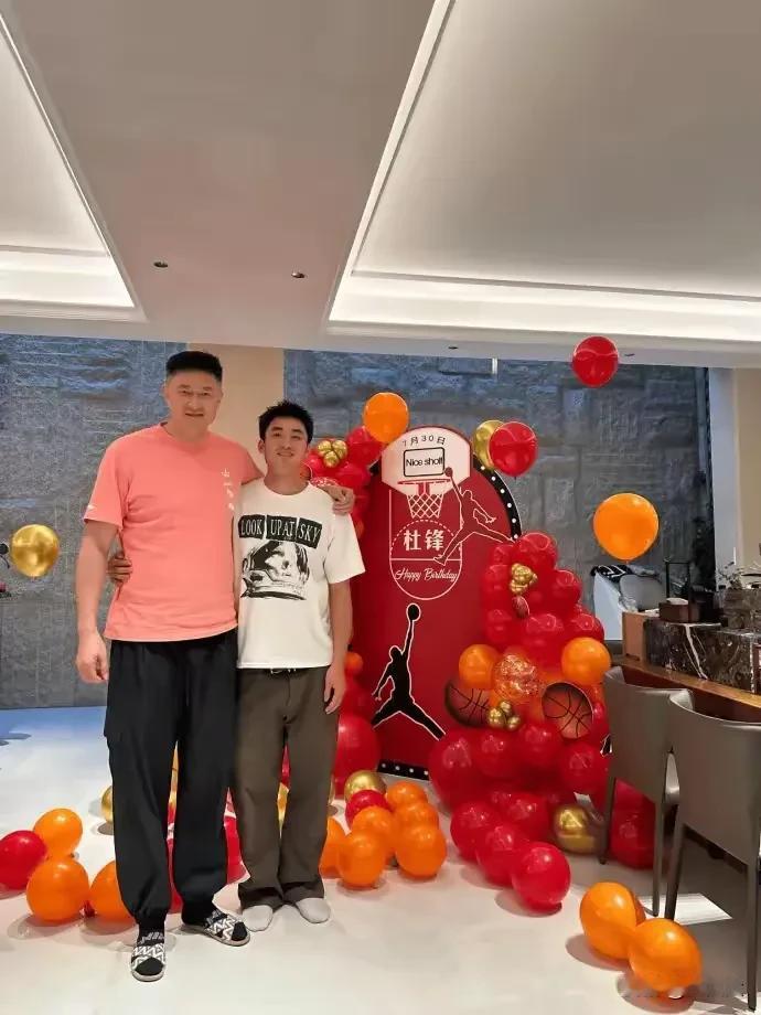 于德豪晒出和杜锋生日合照！自由身阶段现身生日宴，引发球迷诸多猜想。现场满是篮球
