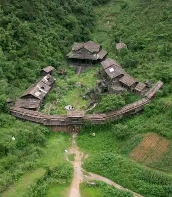 为拍一部电影，重建了一个土匪山寨。电影拍完后，再也没人来过，从此就这么荒废了。