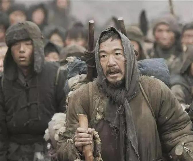 2011年，拍摄《1942》的时候冯小刚忍不住对张国立发火：“你干嘛张嘴不念词？