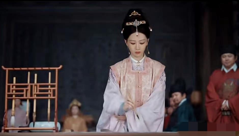 杨紫新剧《家业》我是真的看进去了先看的是花絮里的造型从烧火丫头到后来