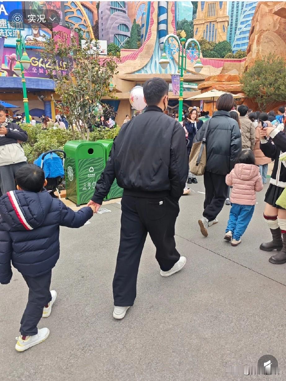 许昕一家又去迪斯尼玩了。昨天有网友在上海迪斯尼偶遇了许昕一家，许昕和姚彦带着卡