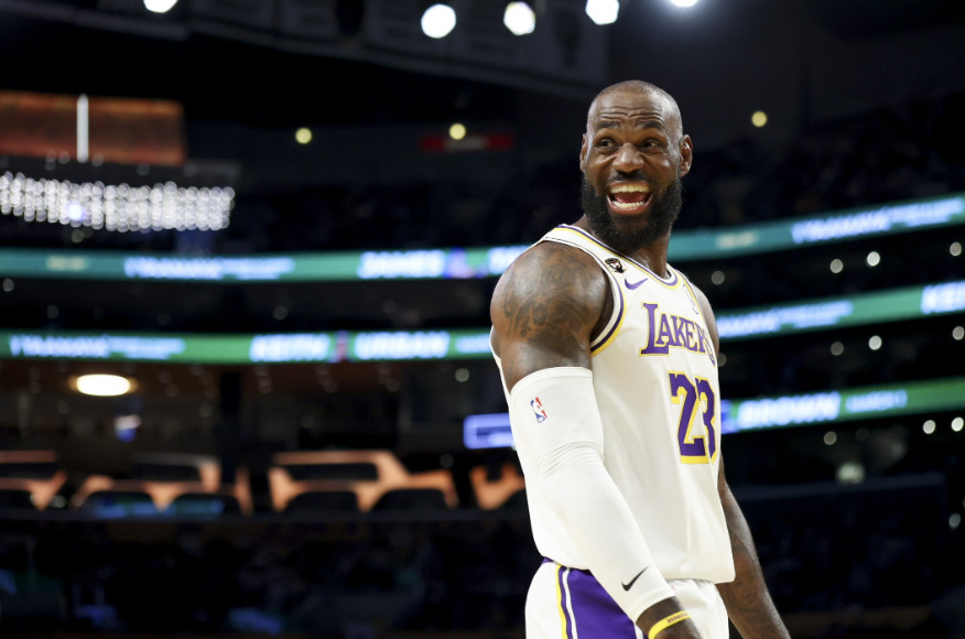 日名嘴杨毅在节目中谈到了詹姆斯的下家问题，以下是全部内容。杨毅表示：“老詹不是当