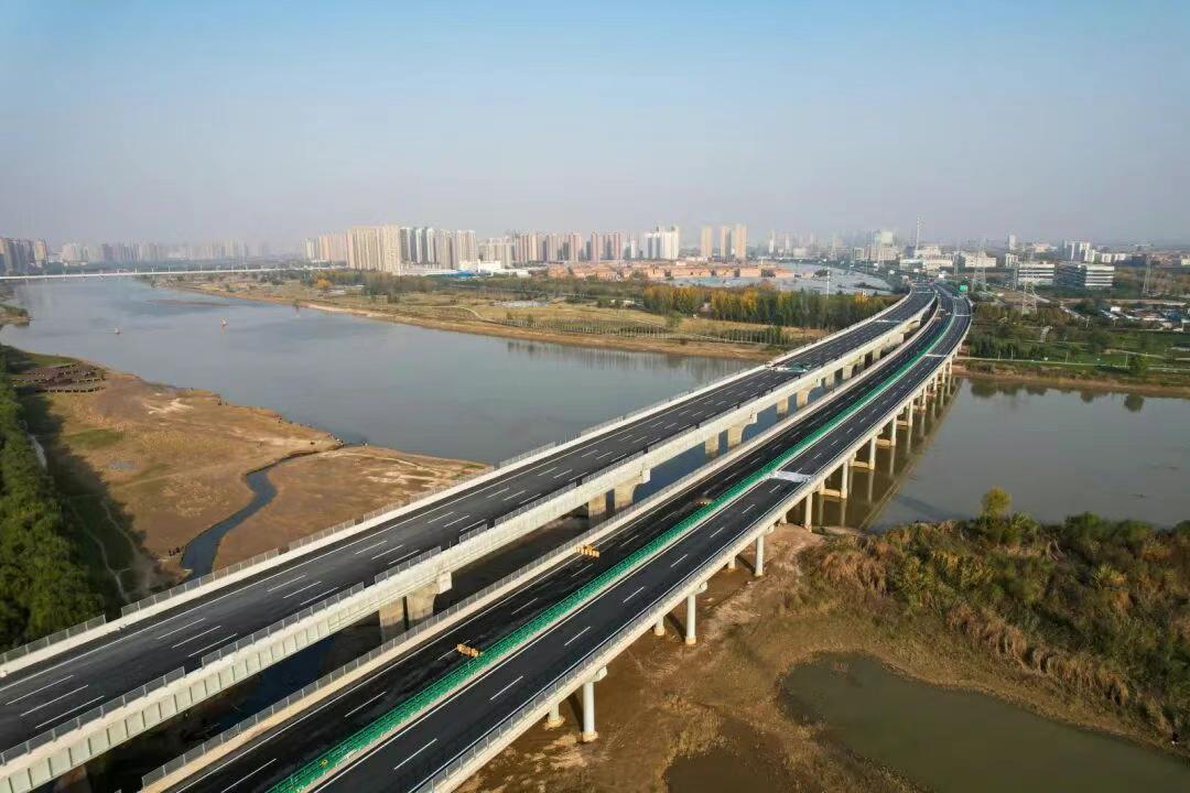 好消息！12月10日，西安至兴平高速公路改扩建项目路基、路面、桥涵、交安工程顺利