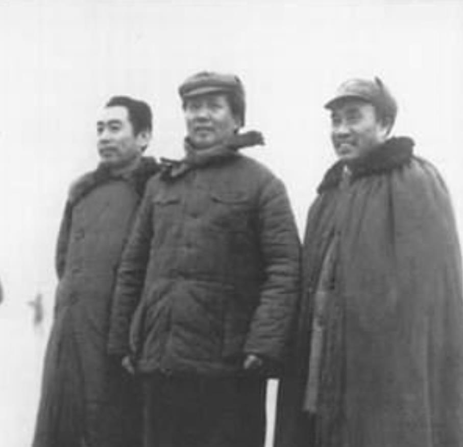 1976年1月，敬爱的周总理溘然离世，追悼会于当月15日召开。本来追悼会预定下午