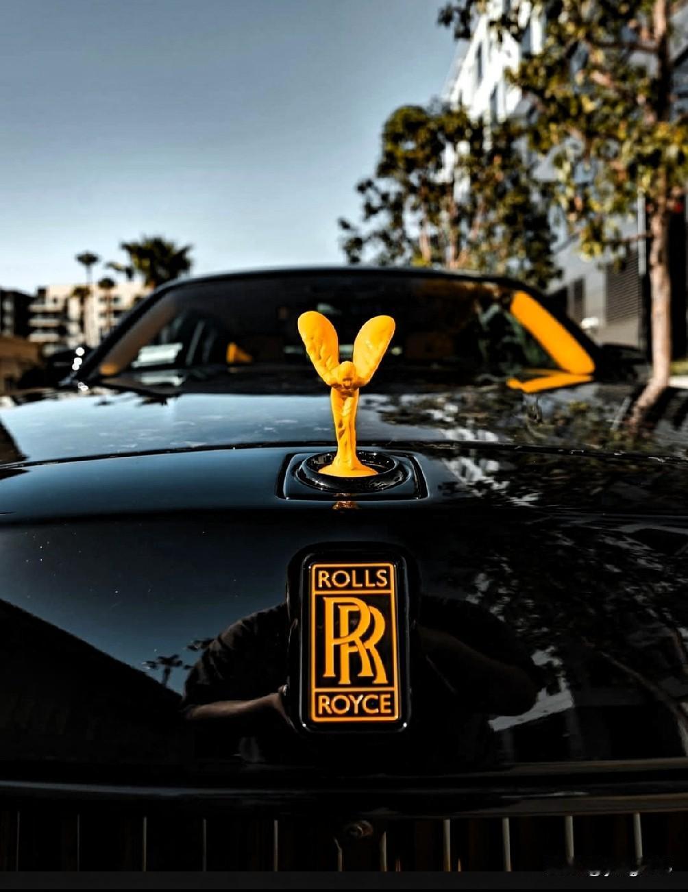 这辆经过改装的劳斯莱斯幻影看起来就像一艘维多利亚时代的陆地游艇。