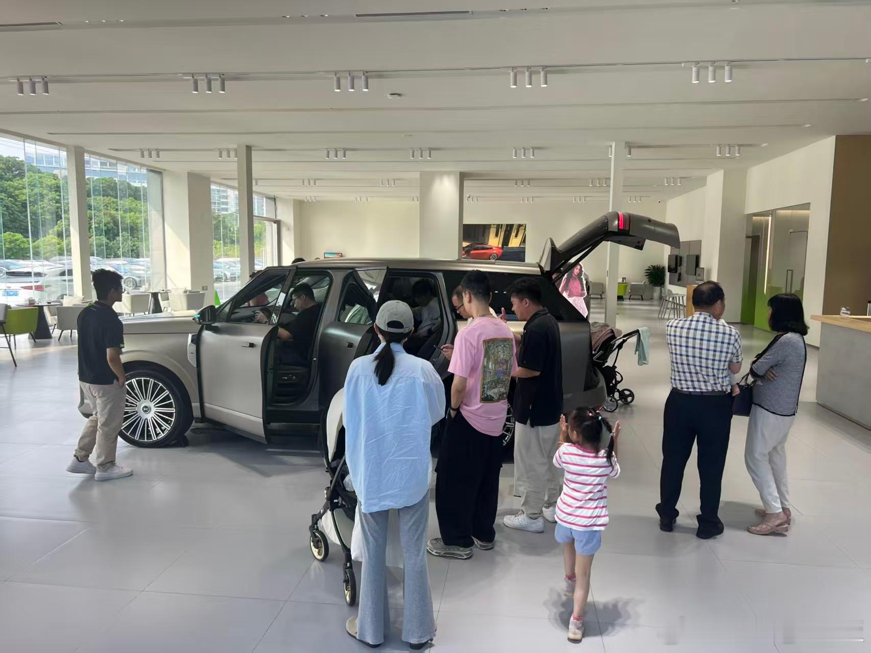 小鹏GX技术发布会后的首个周末，全国门店迎来了首批密集到店品鉴的家庭用户，多组家