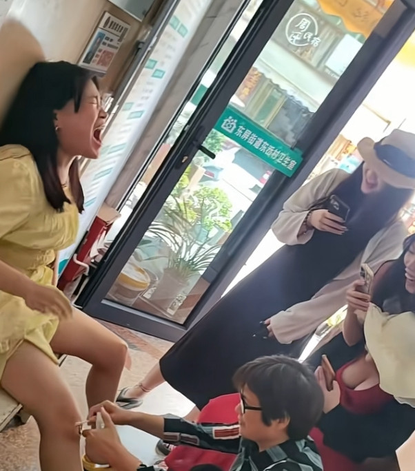 只有真正的闺蜜才会等着闺蜜出丑