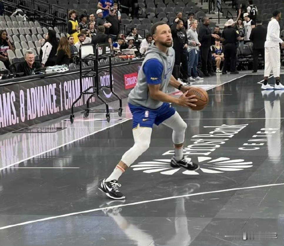 啥意思？库里刚解约就穿耐克了！今天，勇士队继续客场挑战马刺队，赛前训练环节，