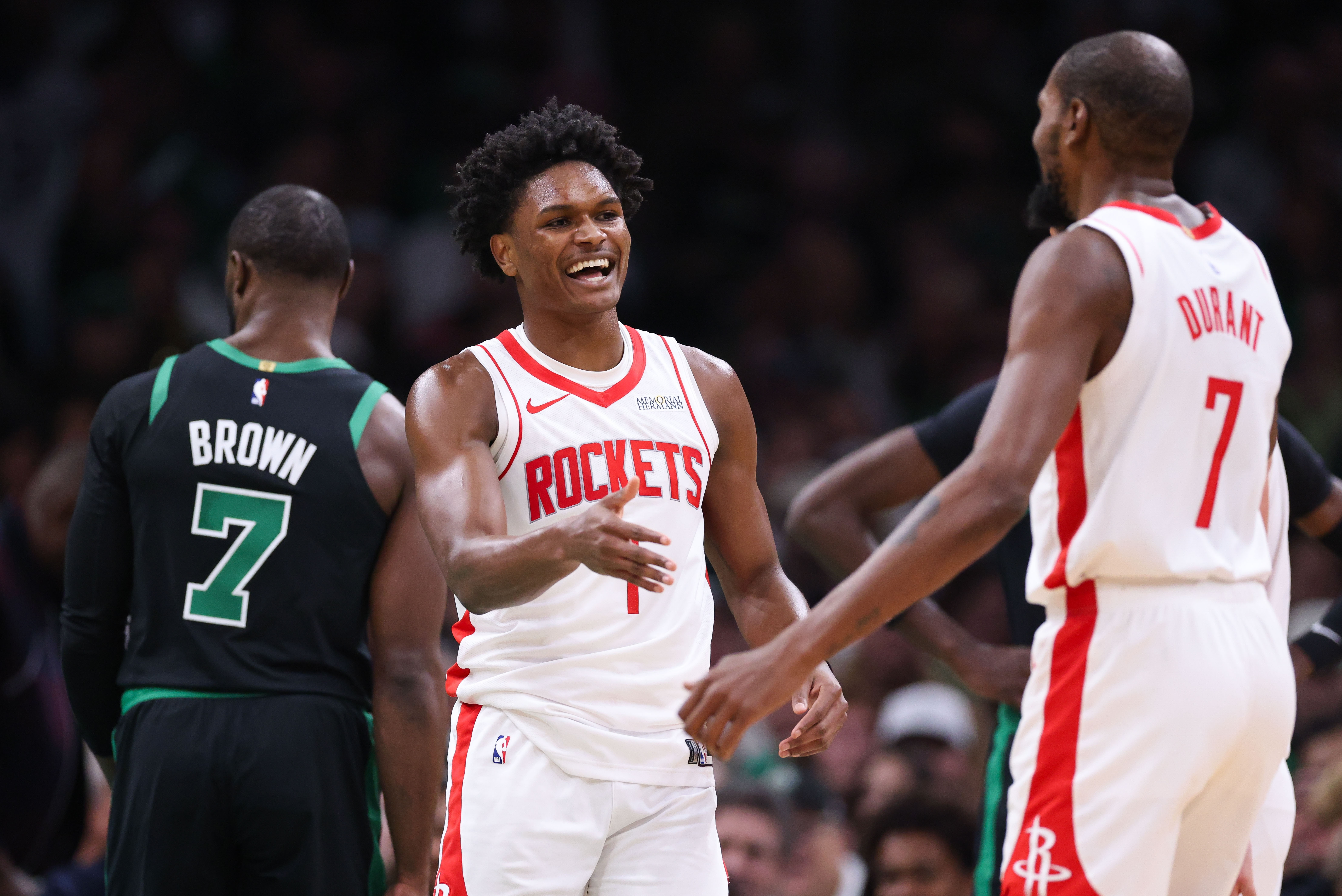 火箭队是不是需要交易得到一位主控呢？之前有消息称，火箭队虽然在关注莫兰特，但他们