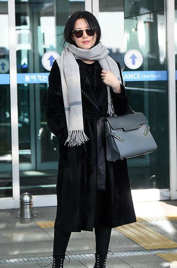 李英爱不穿柔纱了,换上西装,气场直接拉满。不靠少女感撑场面,靠的是骨子里的利落