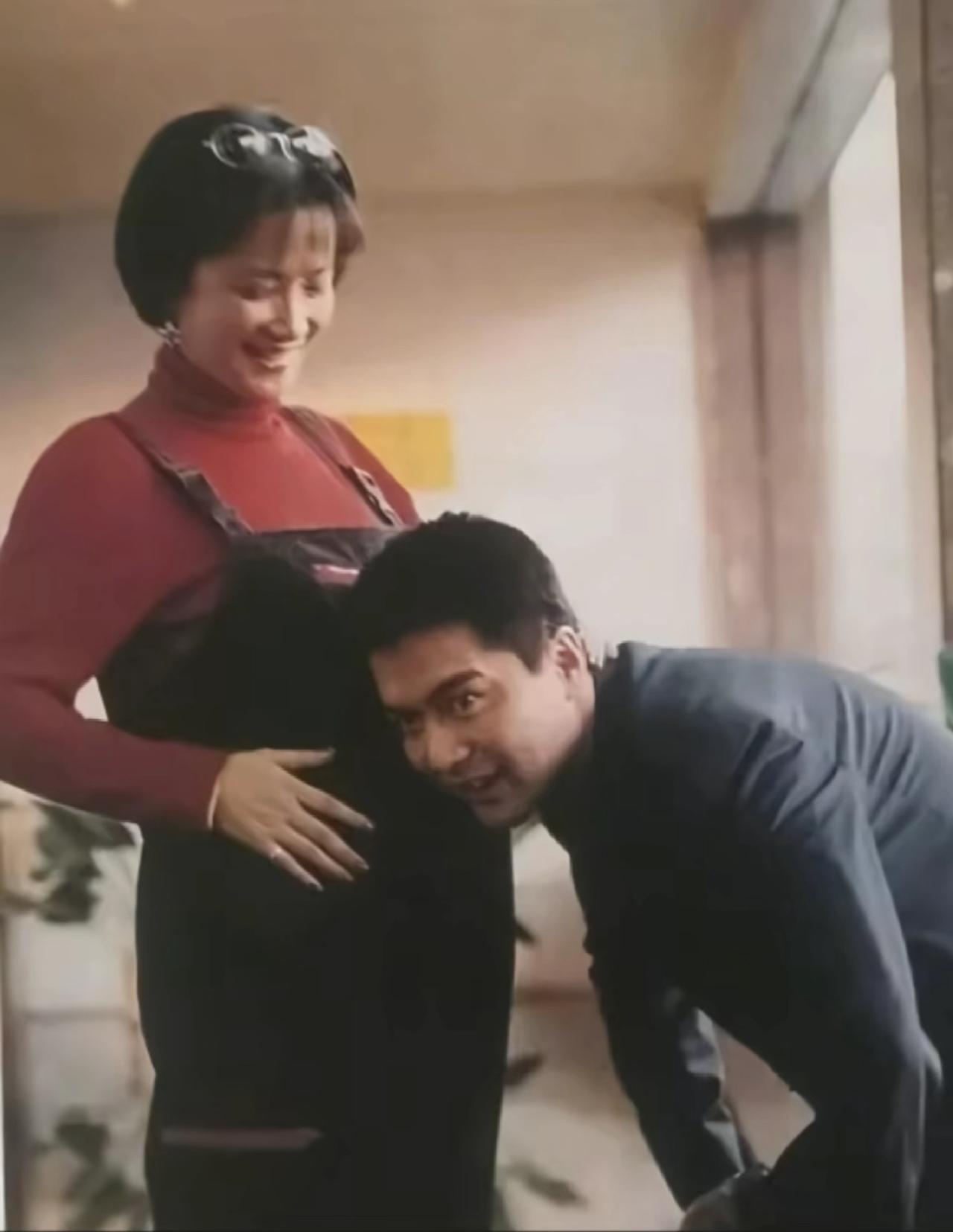 翻到一张何晴当年的孕照，照片中，何晴留着短发，看上去干净利落，当时的她已经肚大如