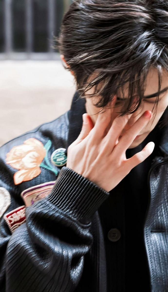 易烊千玺好有张力的一双手易烊千玺好优越的一张脸生图杀手实锤！高清镜头下颜值依旧能