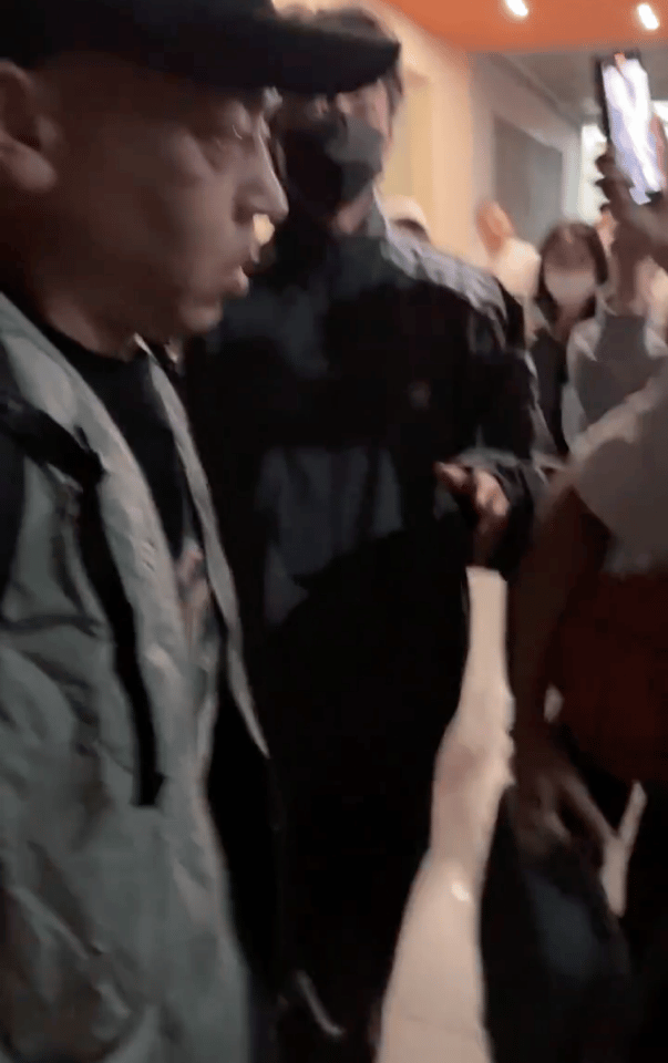 王鹤棣在篮球馆把粉丝手机给砸了…