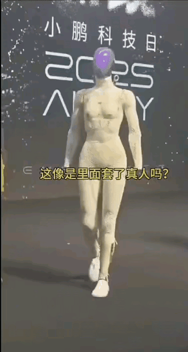 何小鹏于现场剪下向世人展现机器人内部精密的结构！​​​有网友就评论说：​